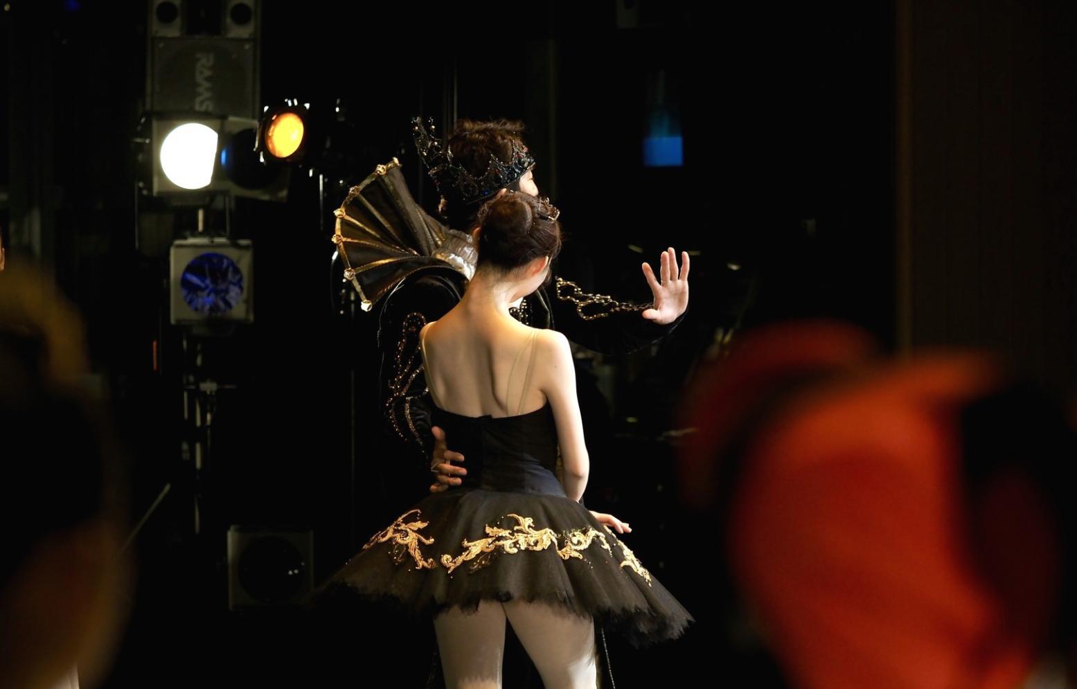 Танцівники практикують імпровізацію на занятті